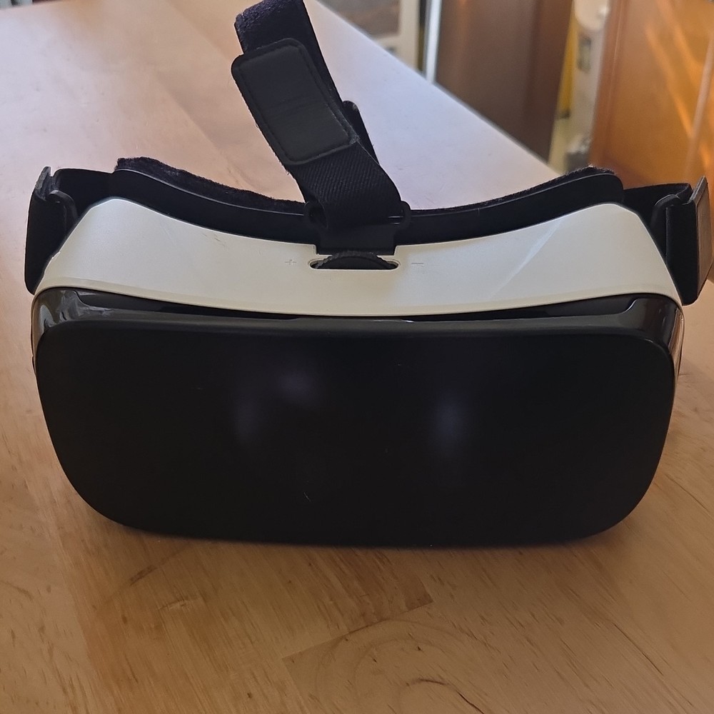 Samsung Gear VR White & Black Smartphone Virtual Reality Headset
