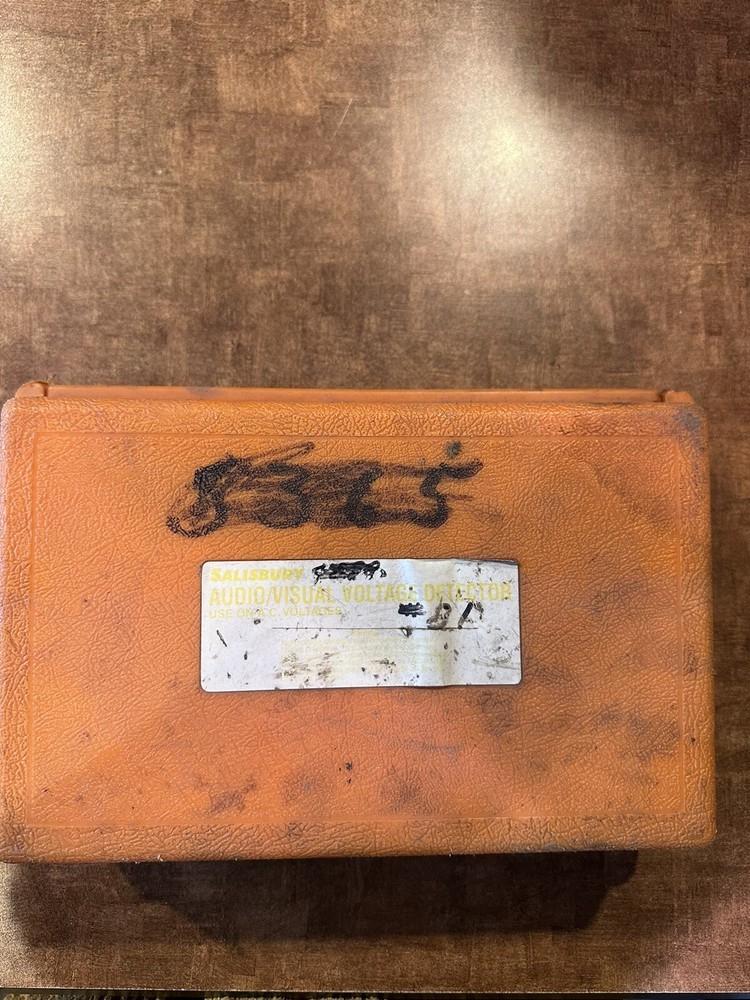 *** SALISBURY WHSCO AUDIO VISUAL AC VOLTAGE DETECTOR IN CASE ***