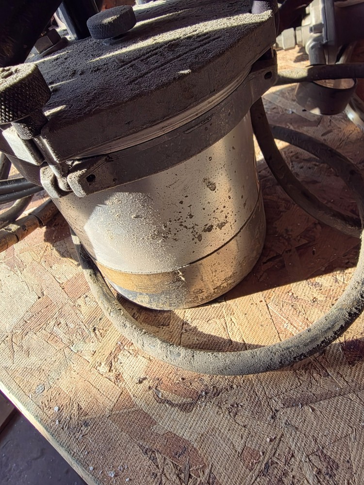 Binks SG2 2 Quart w/ Hoses, and Spray Gun