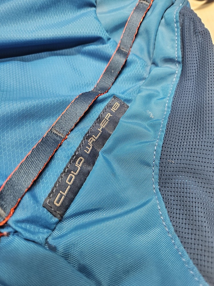 Camelbak Cloud Walker 18 Hiking Backpack 2.5L/85oz Hydration Pack Blue