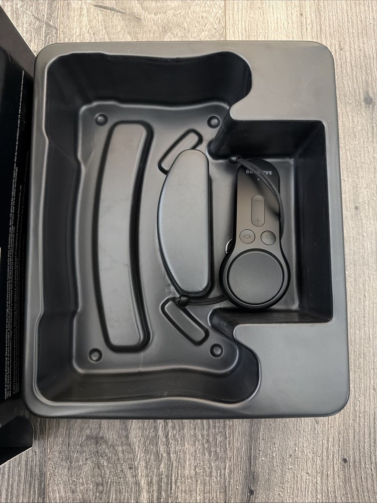 Samsung SM-R324 Gear VR W/Controller Powered by Oculus Open Box