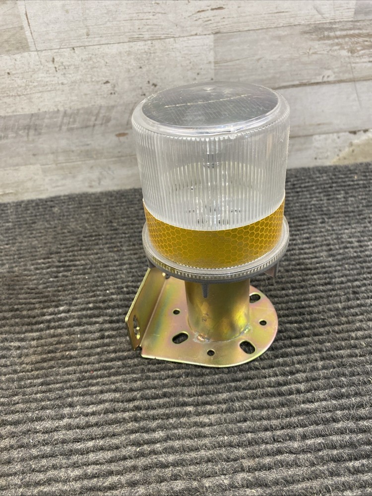 Tapco 3337-00002 Solar-Powered LED Strobe Light