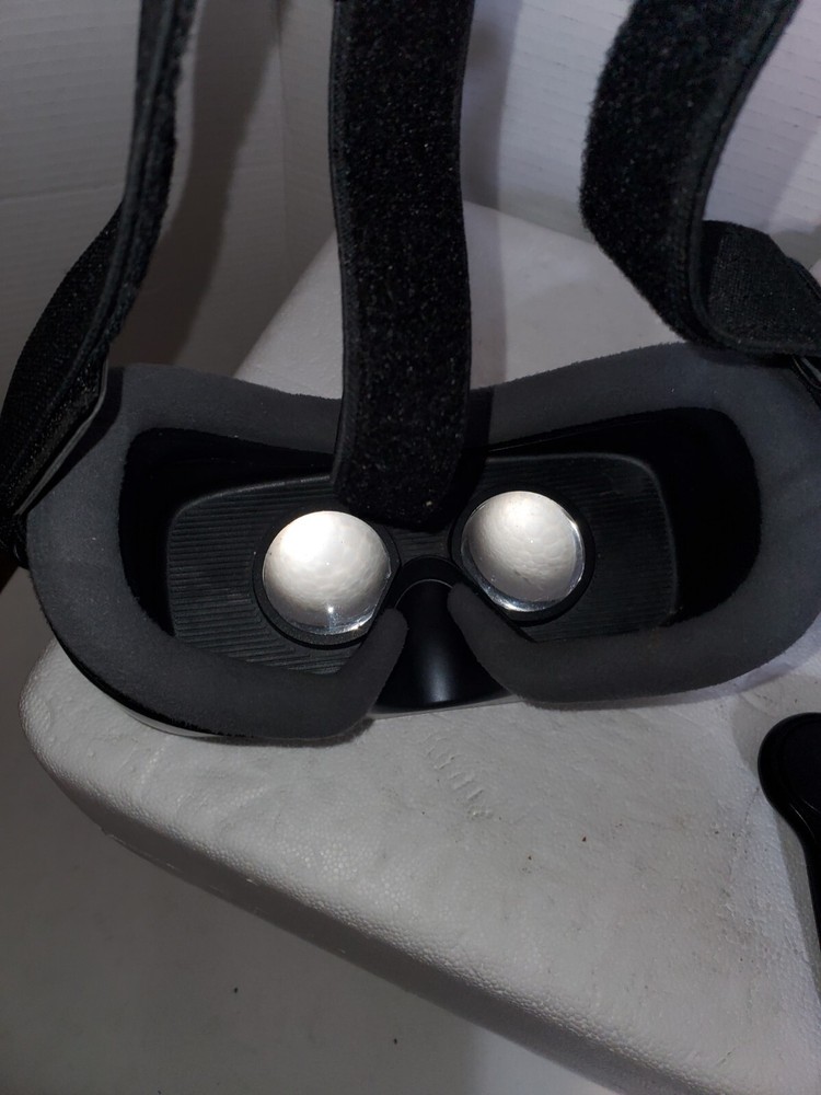 Lot of 2 Samsung Gear VR Black with Controller, White No Controller Untested