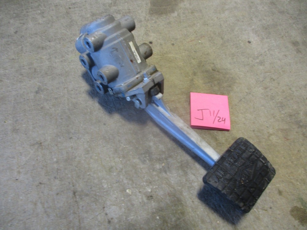 NOS Bendix Air Brake Foot Valve T-248114-F, 910037, for FMTV ? HEMTT ?