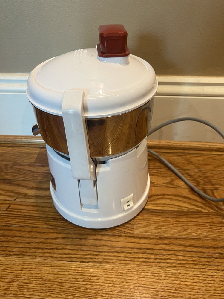 Omega Fruit Vegetable Juicer Extractor Model 1000