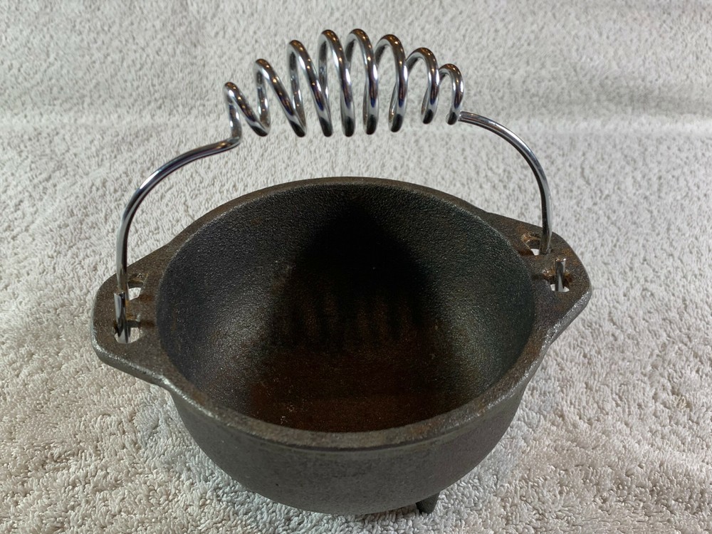 Miniature Benjamin & Medwin Cast Iron #2 Cauldron Kettle Pot w/ Handle Neat!