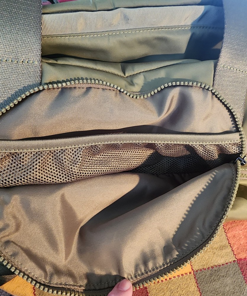 Lululemon Duffel Bag 29L Khaki Green Pre-Owned **NOTE