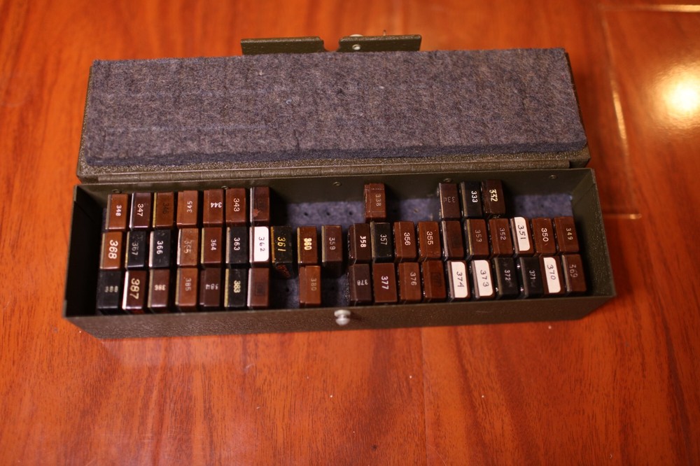 Signal Corps CS-137 Case w/ Frequency Quartz Crystals