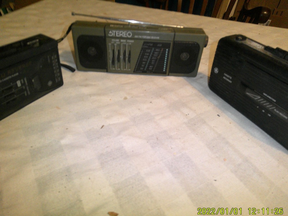 3 OLD HANDHELD CASSETTE RADIO STEREO AUTO REVERSE GE UNTESTED