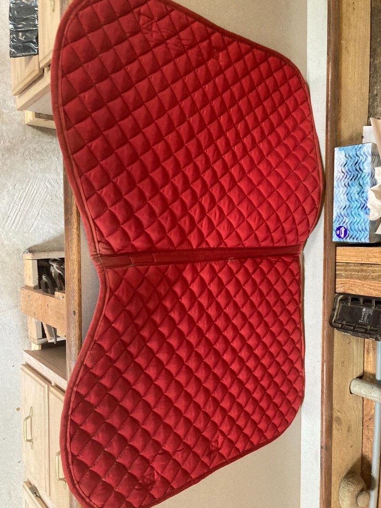 red close contact saddle pad
