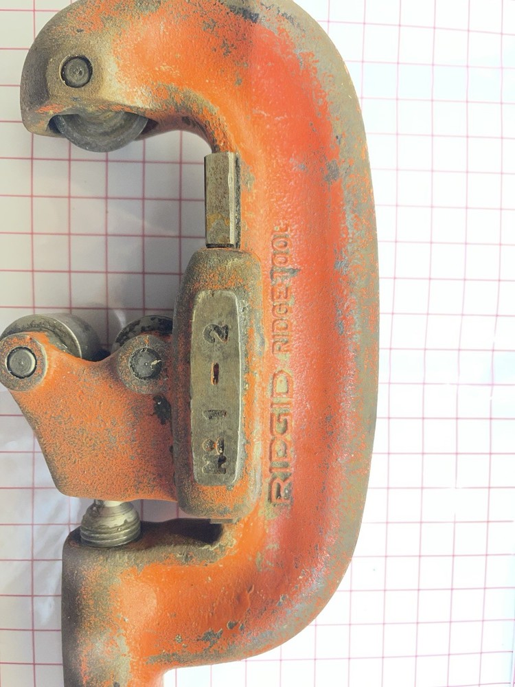 RIGID  HEAVY DUTY PIPE CUTTER 1/8"-2" PIPE CAPACITY RIDGE TOOL CO