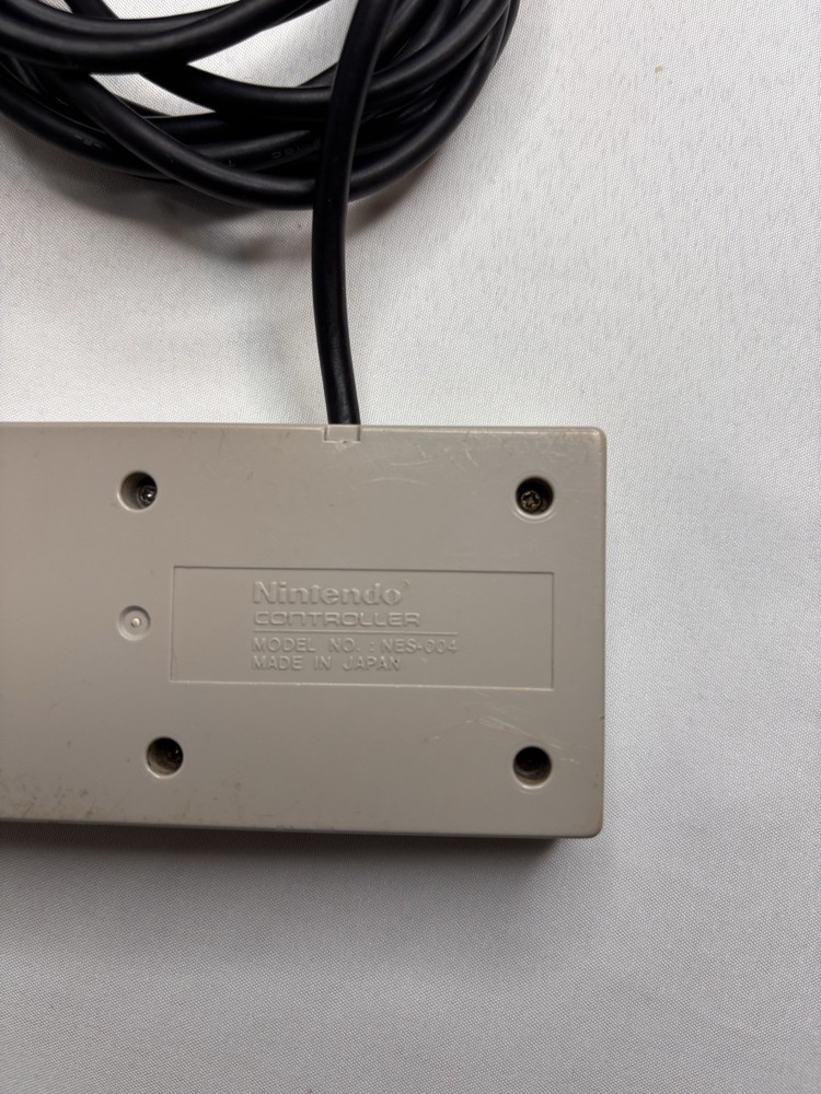 4 Nintendo NES Wired Controllers & Zapper Bundle — Untested