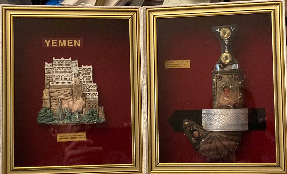 YEMEN TOURIST DAGGER DISPLAY