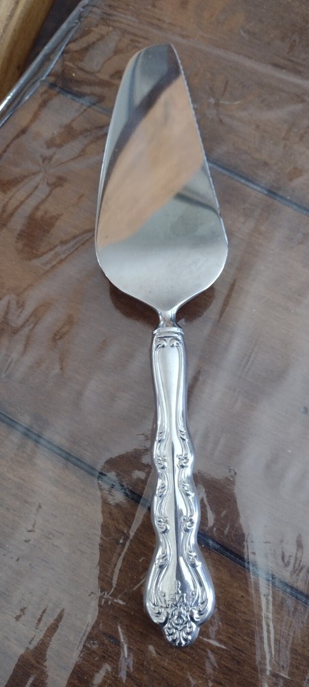 Pie/Cake Server Serrated Edge on one side with ornate design handle