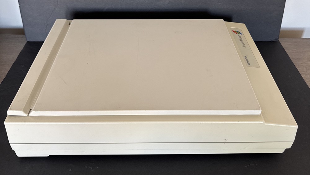 Microtek Scanner Flatbed MRS-600Z With SCSI Interface And Power Cord Powers On