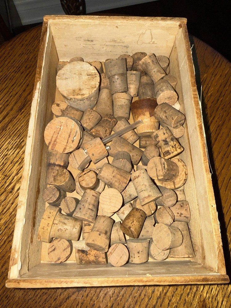 VINTAGE LOT of old BOTTLE CORKS DIFFERENT SIZES