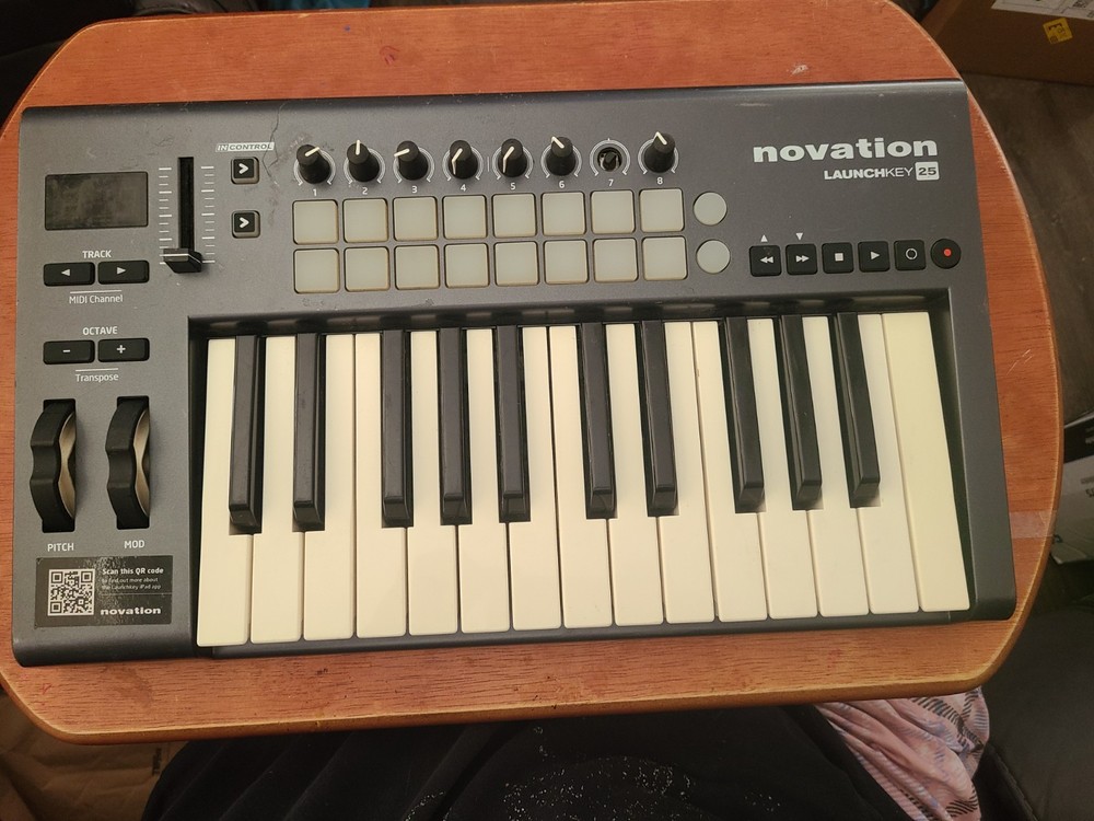 Novation Launchkey 25 MIDI keyboard controller - No Power Cord
