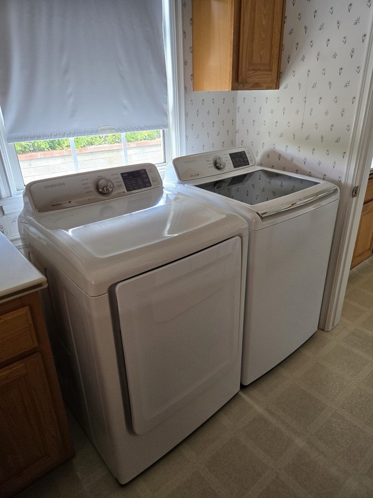 Laundry Machine, Dryer Machine White Brand Samsung With A Motion Sensor￼