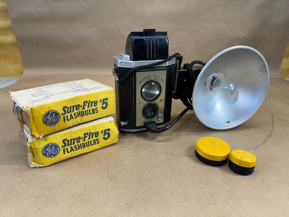Vintage Kodak Brownie Reflex 20 Camera With Flash & Bulbs untested