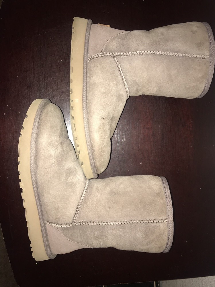 UGG BOTS Women’s Gray Short - Size 6