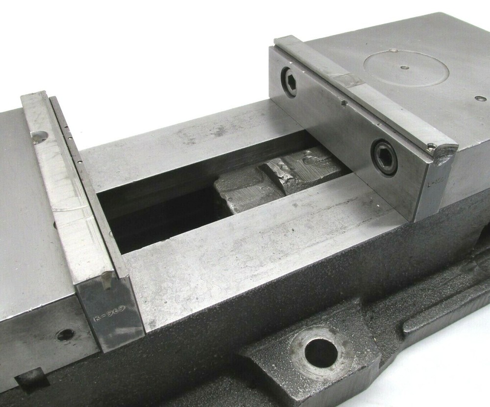 KURT ANGLOCK 6" MILLING MACHINE VISE w/ JAWS - #D60
