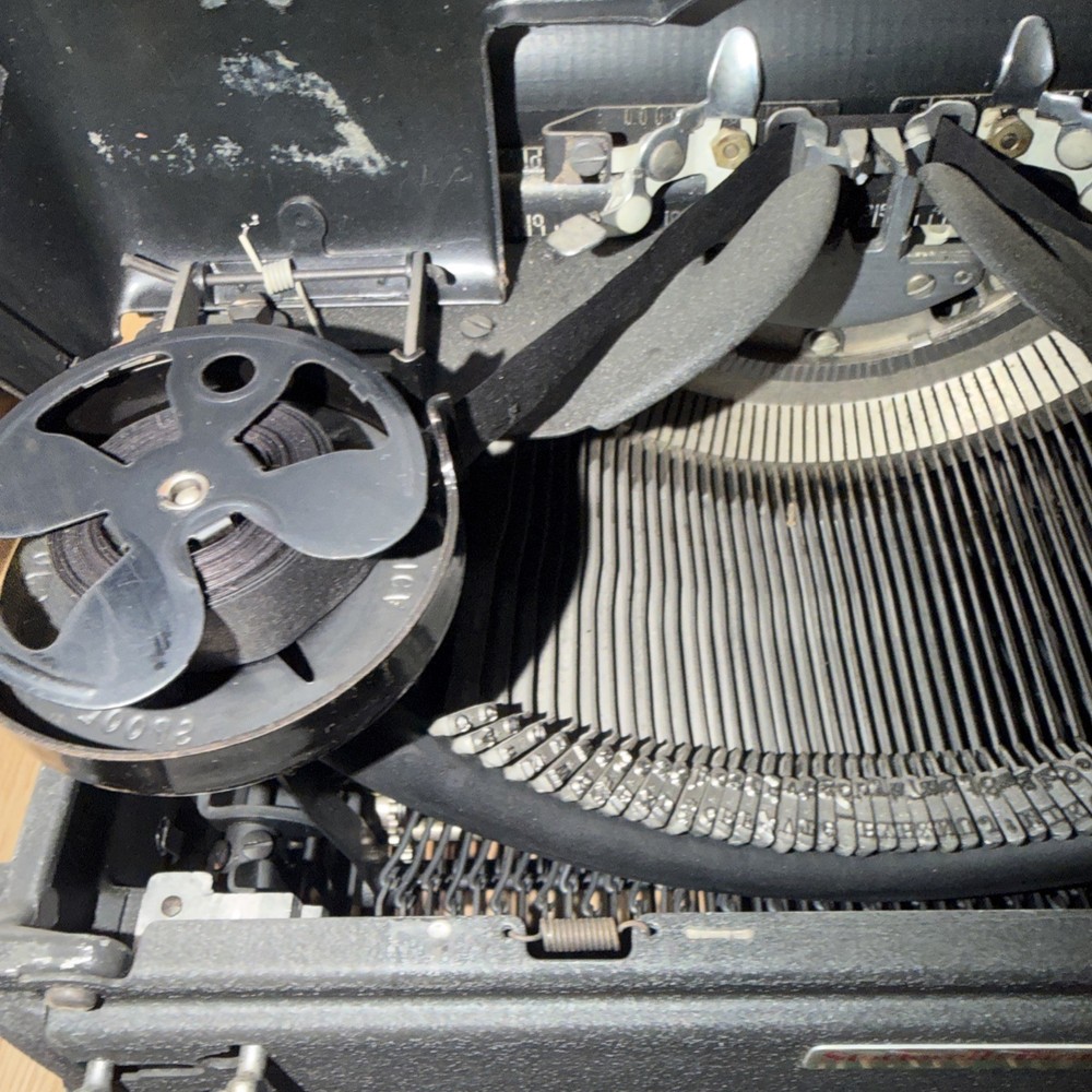 Antique 1940s Royal KMM Magic Margin Typewriter