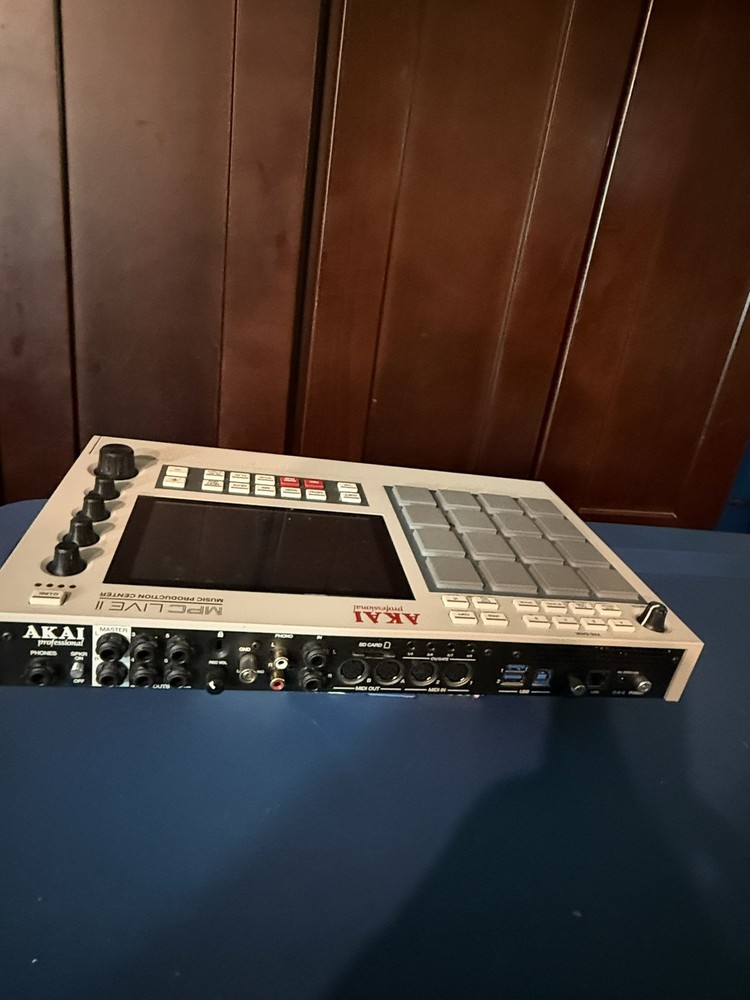 MPC LIVE 2 SPECIALl EDITION STAND ALONE CASE INCUDED