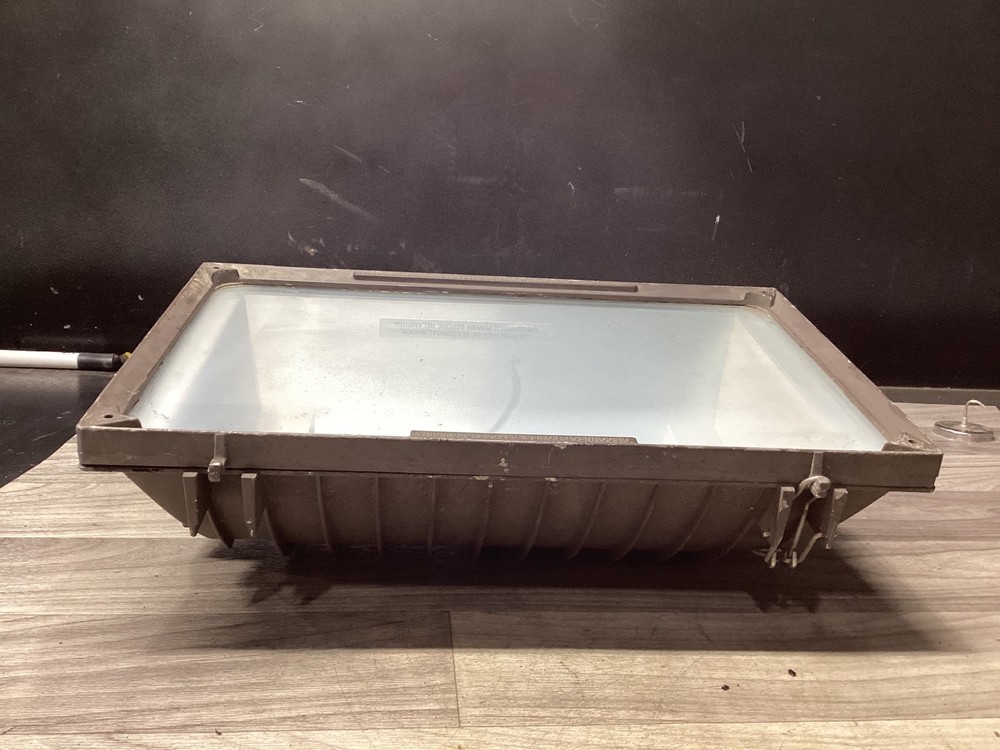 FLOOD LIGHT BROWN 240V #121B139PR3