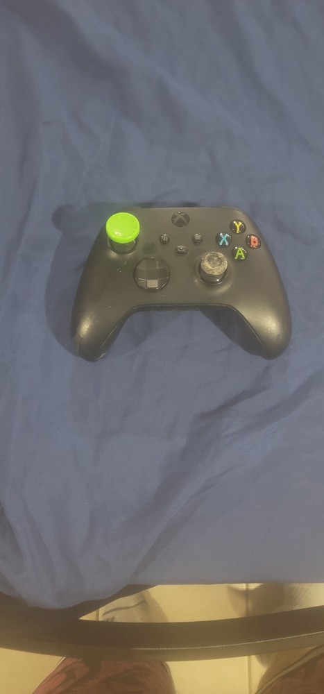 Xbox series x controller+rechargeable battery in it