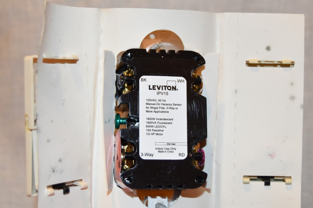 LEVITON Decora Vacancy Motion Sensor In-Wall Switch WHITE, Manual-On, 15A (B10