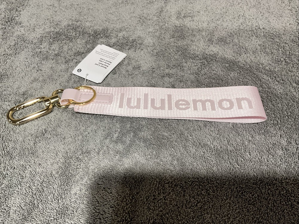 LULULEMON NEVER LOST KEYCHAIN BLISSFUL PINK/ LIGHT IVORY NWT!