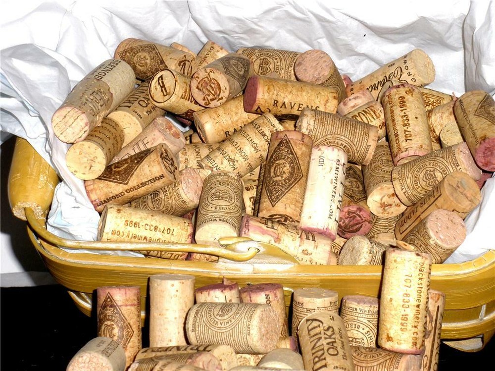 200 plus Real Wine Corks Crafts Frames Wreaths Trays Table Top Projects