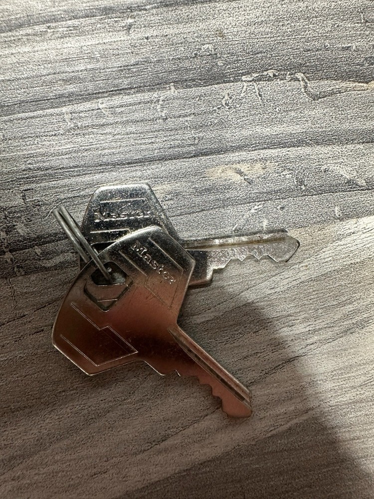 Lockable MASTER LOCK Trailer Hitch Pin With Keys