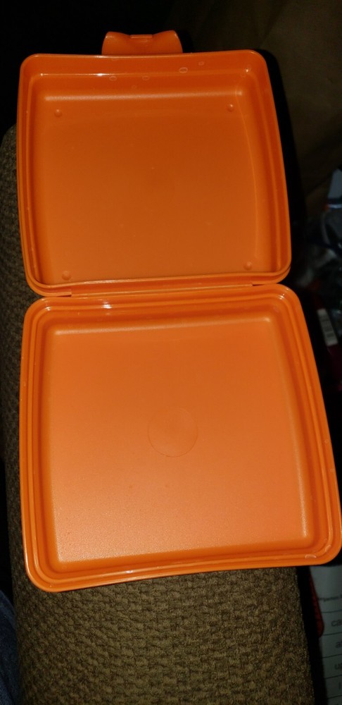 Tupperware Sandwhich Keeper Orange Clam Shell One Piece #3752A-4