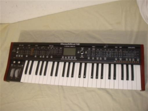 BEHRINGER DEEPMIND12 TRUE ANALOG 12-VOICE 49 KEY POLYPHONIC SYNTH -4 FX ENGINES