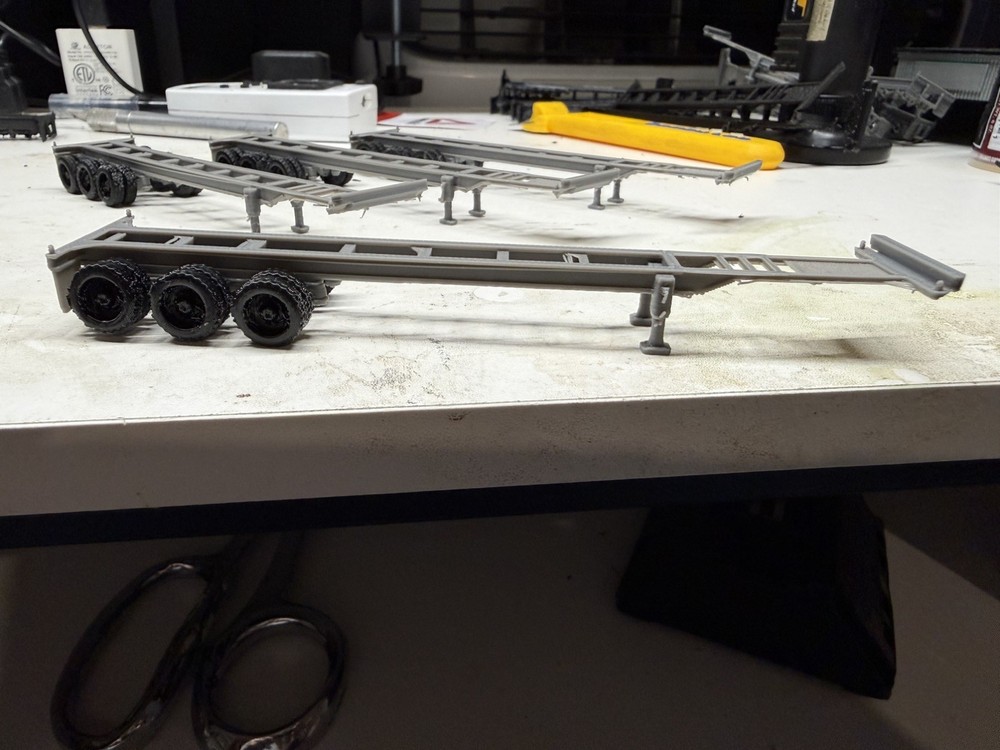 4 Ho scale 40ft tri axle shipping container chassis