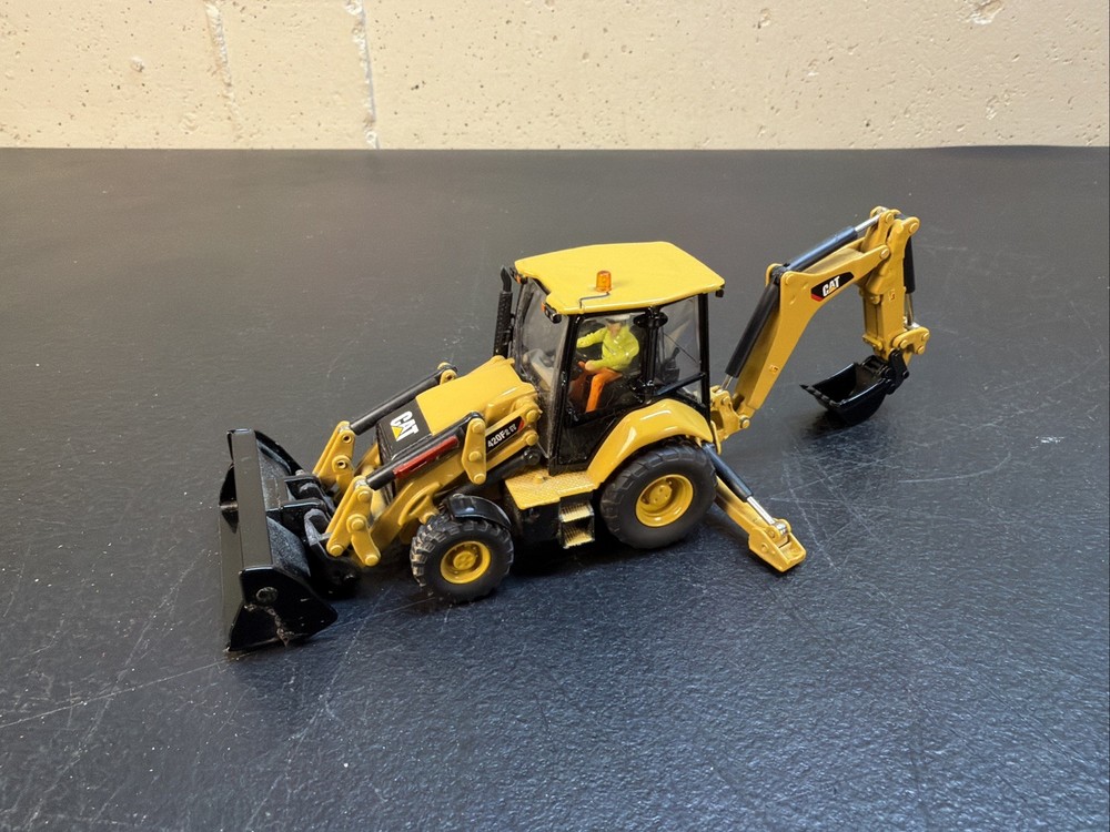 Diecast Masters 1:50 420F2 Backhoe Loader & Tin CLEAN