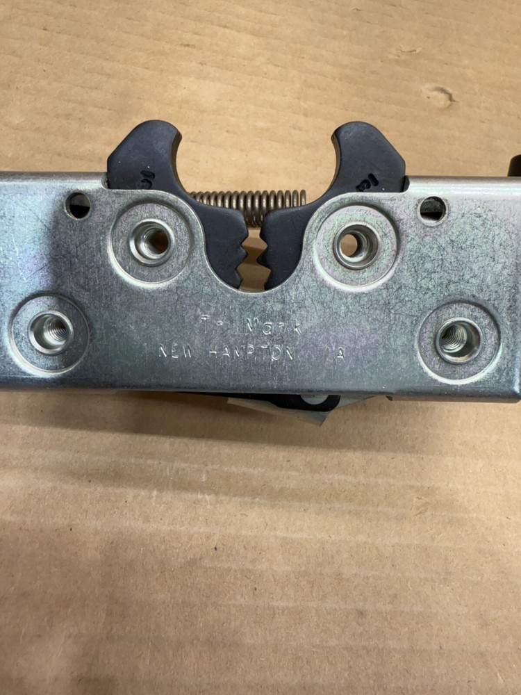 Genuine CNH 84591172 Latch