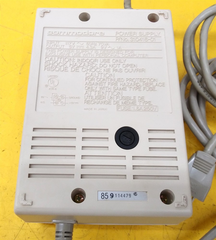 ⭐️⭐️⭐️⭐️⭐️ Vintage Commodore 128 C128 Computer w Power Supply & System Disks