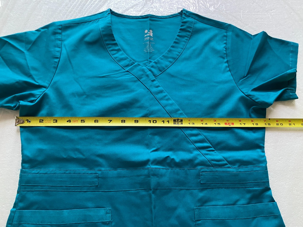 Dagacci Women’s Small scrub top Teal Green pullover V Neck Pockets