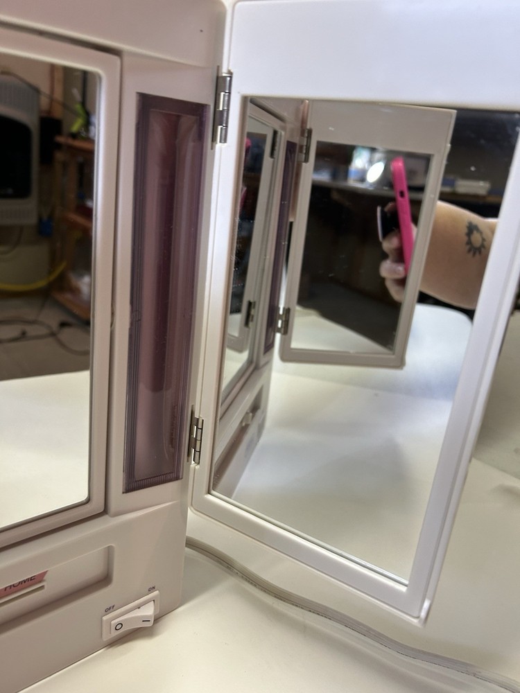Vintage Jerdon JGL9W Tri Fold Two Sided Lighted White Makeup Mirror Works Well