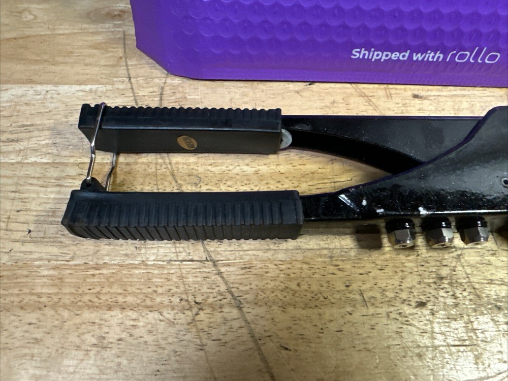 Pop Rivet Gun, with 4 Interchangeable sizes of tips