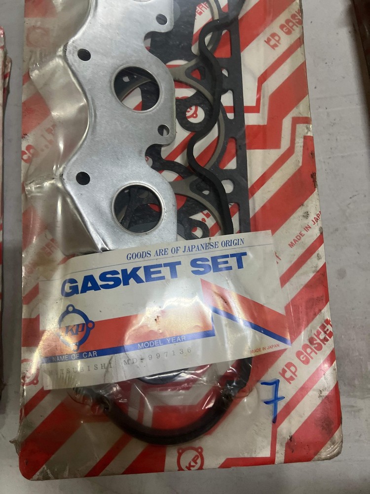 MD997136 KP Stock Gasket Set