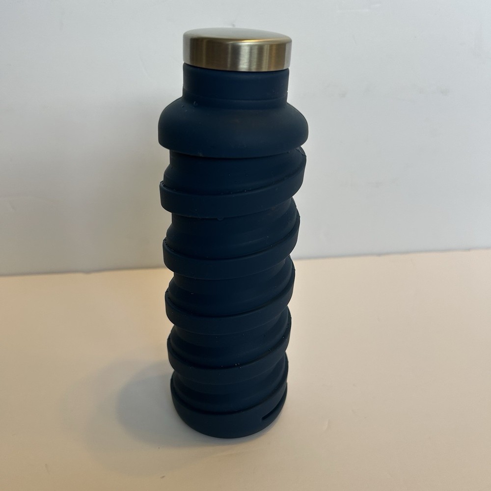 Que Collapsible Que 20oz Silicon Blue Bottle- Used
