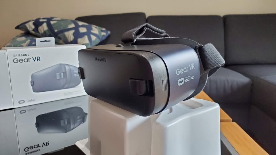 Samsung Gear VR - Virtual Reality Headset