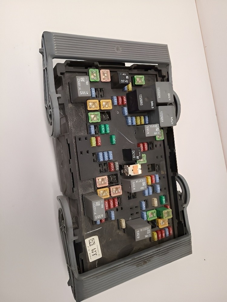 2007-2009 Chevy Silverado 1500 Engine Fuse Box OEM