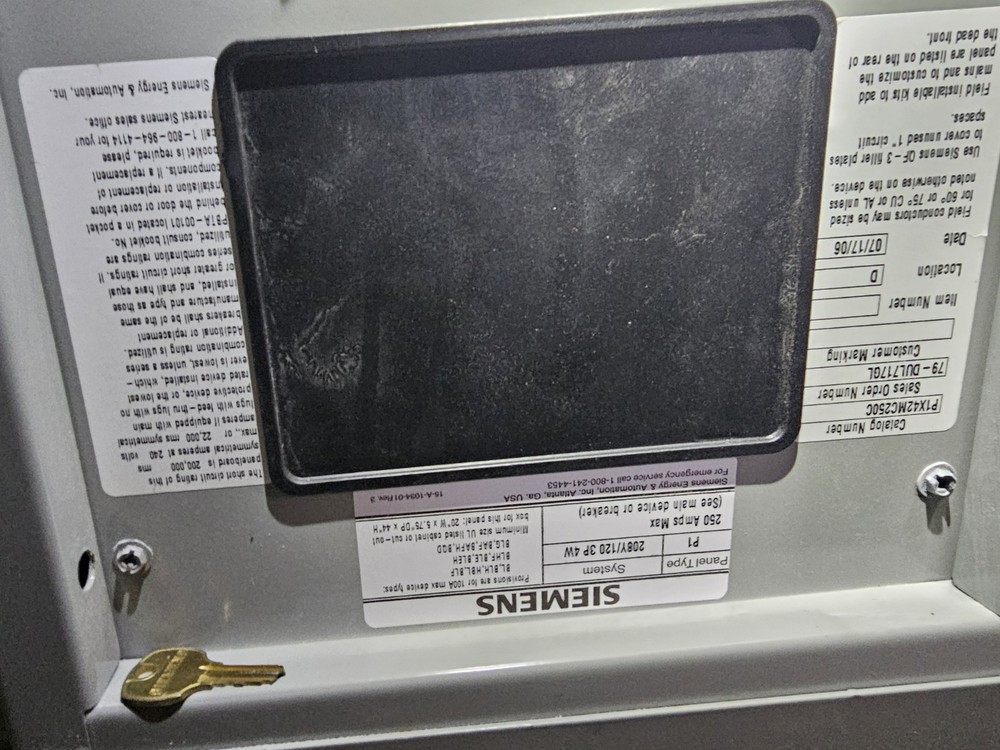 Siemens 200 Amp Panel With Main And Breakers 208 Volt 3 Phase 4 Wire 42 Circuit