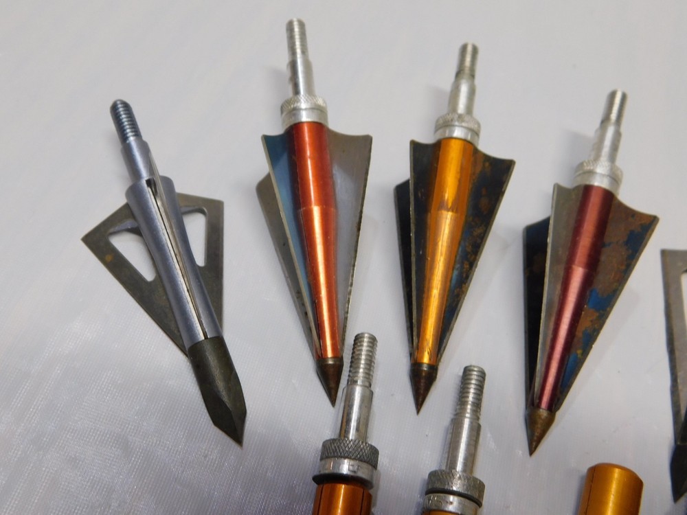 LOT OF 8 FIXED BROADHEADS