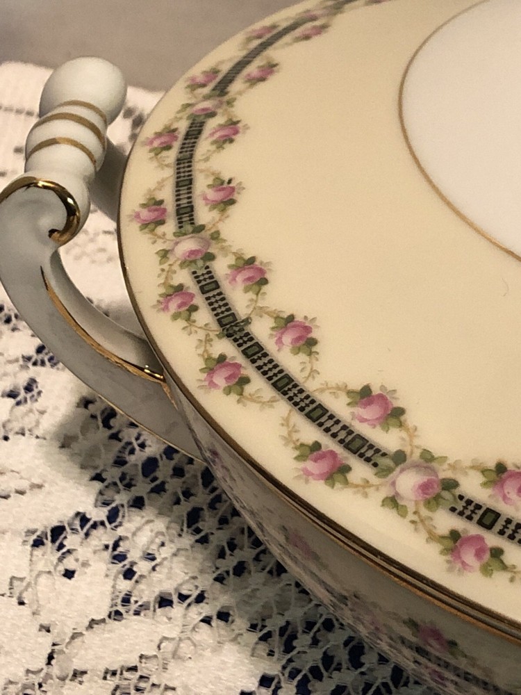 HWC8 By HW Czech Germany Covered Vegetable Bowl