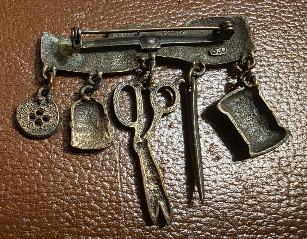 VINTAGE SEWING THEME LAPEL PIN